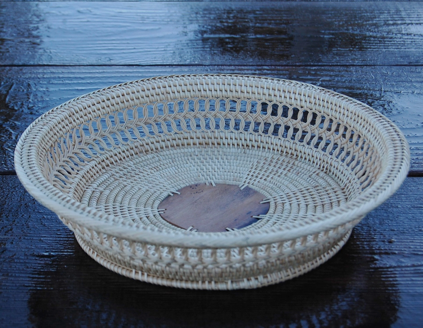 Round Rattan Pie Serving Dish w/ Palm Center